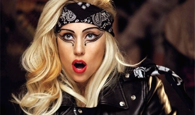 بالصور.. ليدي غاغا تستعرض مؤخرتها بـ "هوت شورت" قصير للغاية