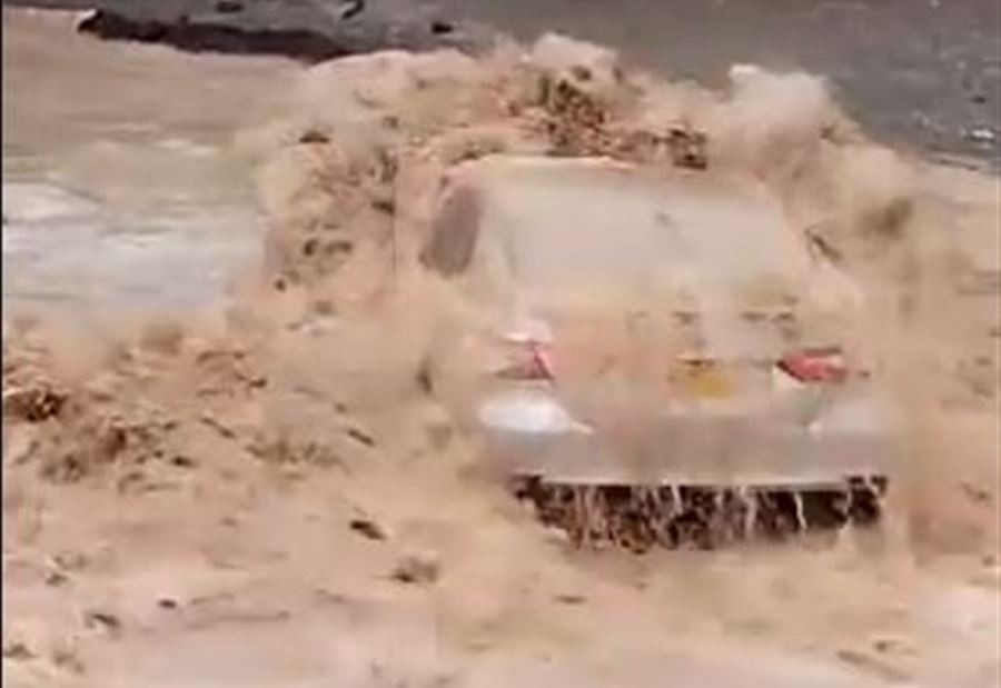 بالفيديو: سيول "شديدة" تجرف سيارة وكل ما يعترض طريقها في عمان 
