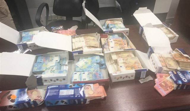 بالصور.. محاولة  تهريب 564.000 € داخل علب شوكولا بالصور.. محاولة  تهريب 564.000 € داخل علب شوكولا