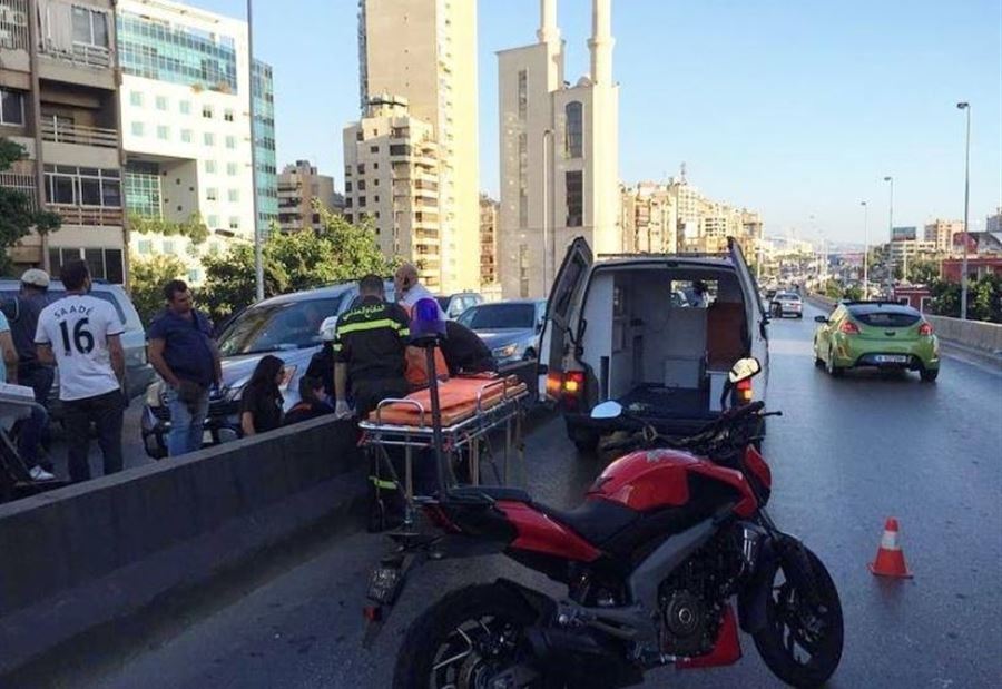 بالصور: جريح اثر انزلاق دراجة نارية على اوتوستراد سليم سلام