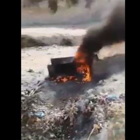 بالفيديو: اشتعال شاحنة لنقل النفايات في صور