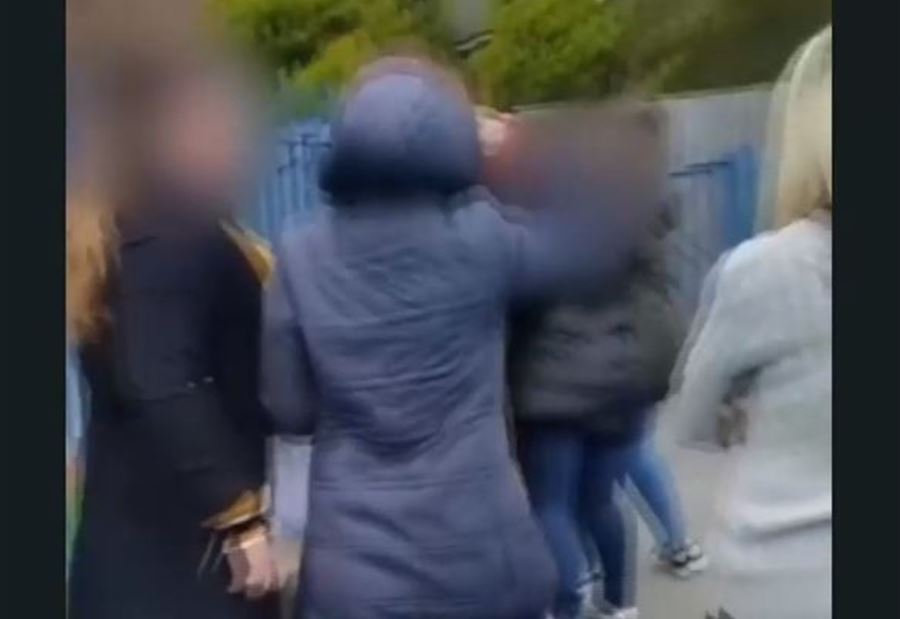 بالفيديو: معركة الأمهات "على باب المدرسة" بالفيديو: معركة الأمهات "على باب المدرسة"