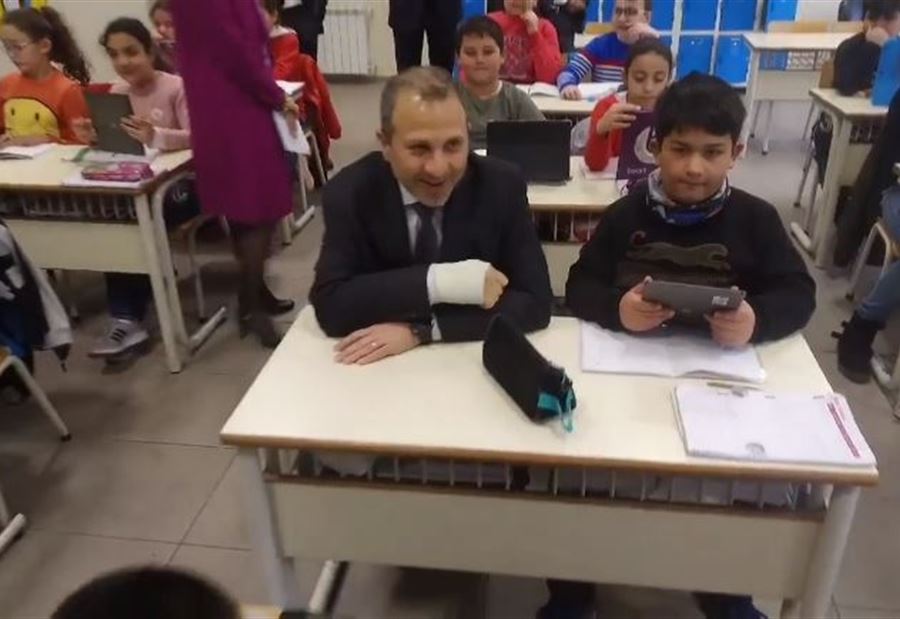 بالفيديو: باسيل يعود الى مقاعد الدراسة
