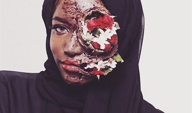 ناشطة سعودية تنشر صورة غريبة… فما الذي أصاب وجهها؟