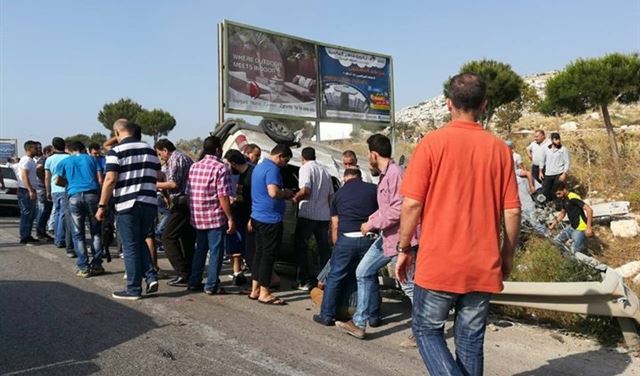 بالصورة: جرحى في انقلاب سيارة على أوتوستراد شكا