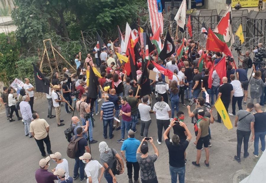 "لبيك يا نصرالله" أمام السفارة الأميركية في عوكر
