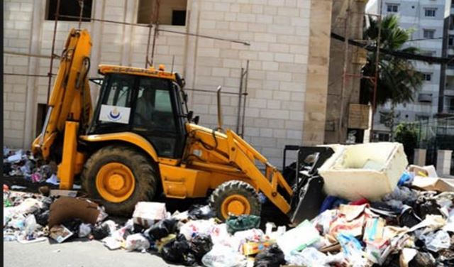 بلدية برج البراجنة تزيل النفايات من الشوارع 