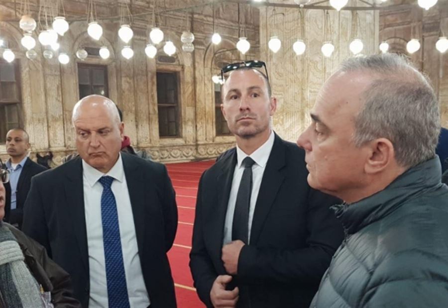بالصور: وزير إسرائيلي داخل مسجد تاريخي في عاصمة عربية
