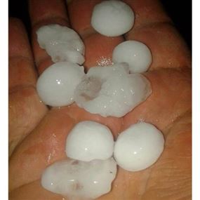 بالصورة: حبات كبيرة من البرد في وسط المتن  بالصورة: حبات كبيرة من البرد في وسط المتن