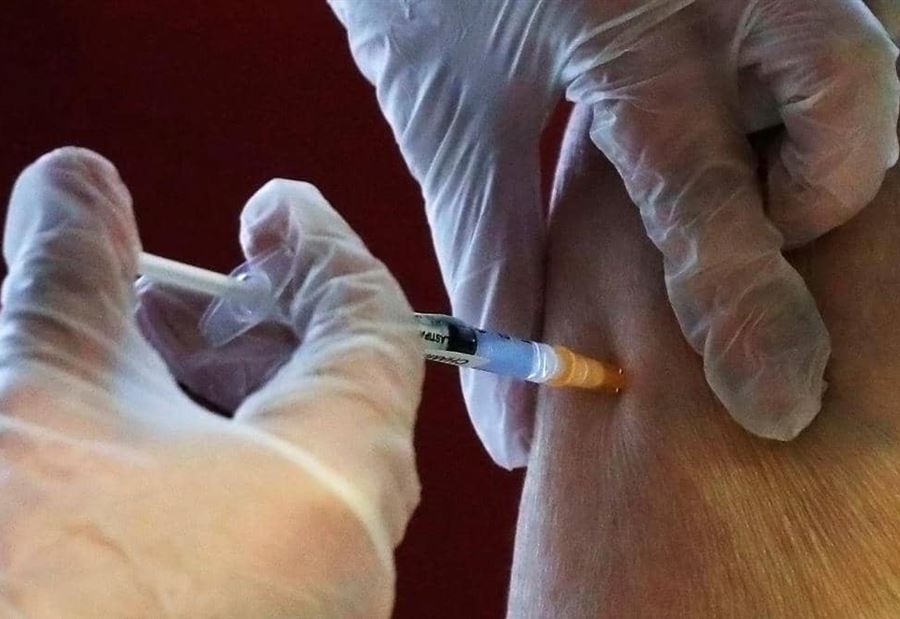 طريقةُ حقن لقاح كورونا.. طبيبٌ يحذّرُ من "أمرٍ خطير"!