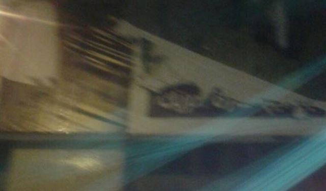 بالصور.. احراق لوحة اعلانية لعون في حارة حريك