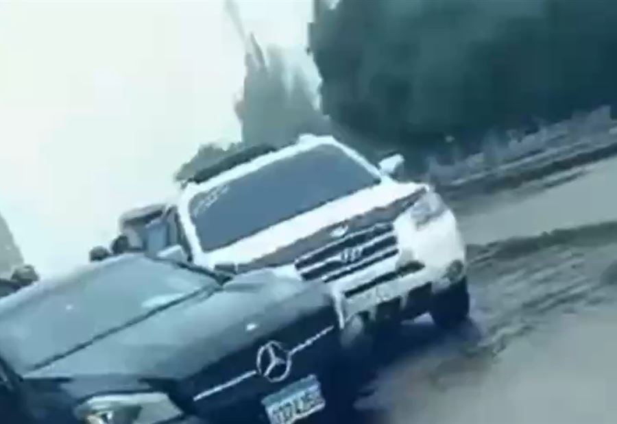 سيارة لبنانية تتعرض لإطلاق نار في سوريا... سقوط قتيلين وجريح! (فيديو)