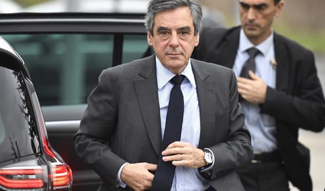 بعد الوظائف الوهمية.. هل يخضع فيون للتحقيق بسبب بزاته؟