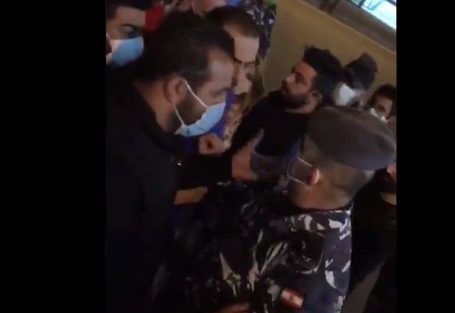 بالفيديو.. عسكري لمتظاهر: أنا جوعان أكثر منك 