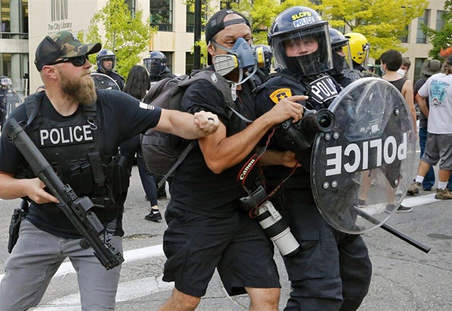 إجراءاتٌ جديدةٌ لمنع تكرار حادثة فلويد في أميركا  إجراءاتٌ جديدةٌ لمنع تكرار حادثة فلويد في أميركا