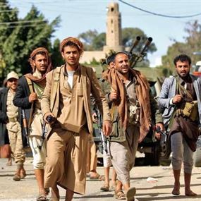 بعد تضييق الخناق عليهم.. الحوثيون يداهمون منازل في الحديدة بعد تضييق الخناق عليهم.. الحوثيون يداهمون منازل في الحديدة
