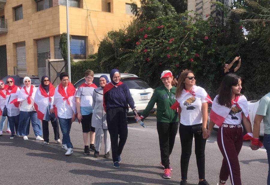 بالصور: السلسلة البشريّة انطلقت...