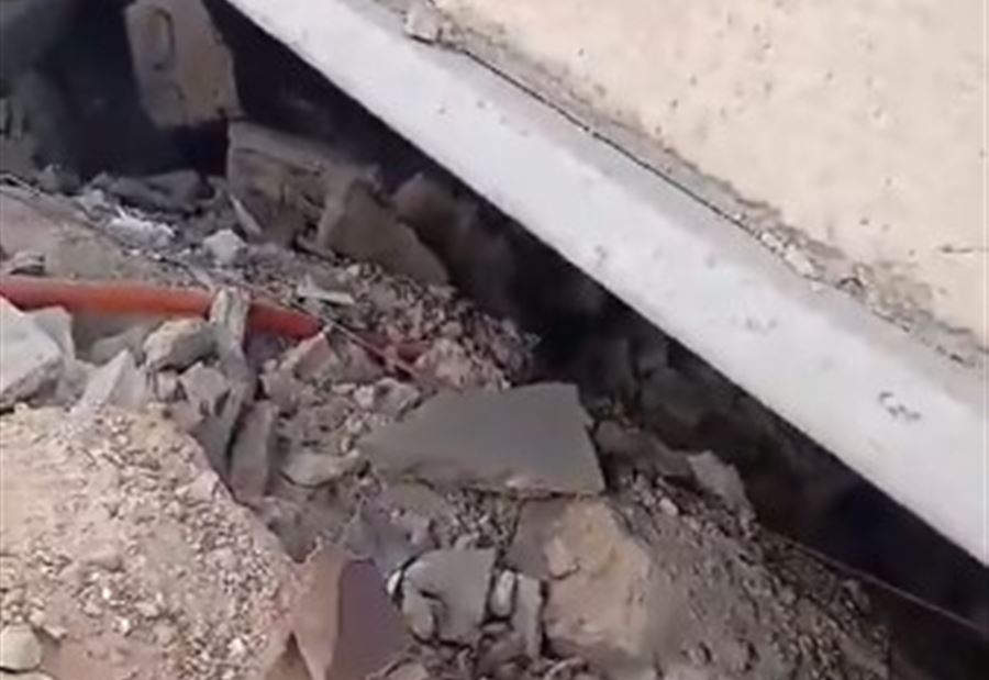 مشهد "مؤثر" لمواطن عالق تحت أنقاض مبنى مدمر في جنوب لبنان! (فيديو)