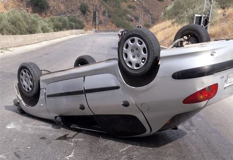 بالصورة: انقلبت سيارته على طريق الخردلي - القليعة