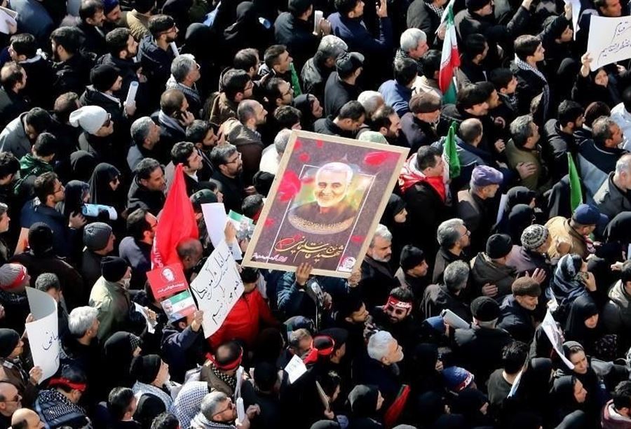 تشييع حاشد لسليماني في كرمان ...  وسلامي يهدد أميركا