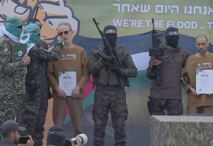 الجيش الاسرائيلي يتسلّم الأسرى المحررين 