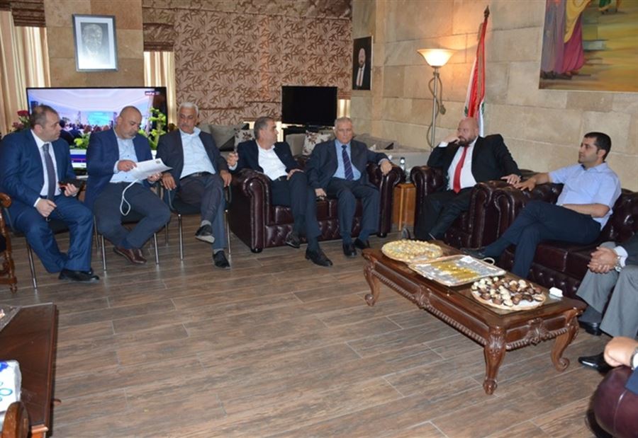 نهرا  بحث حل ازمة النفايات بعد اقفال مكب عدوي