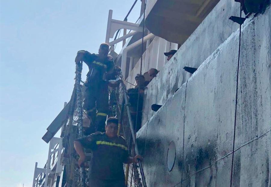 إنتشال جثّة من داخل سفينة راسية عند مرفأ بيروت