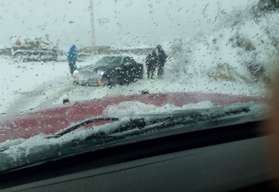 بالصورة: سيارات حاصرتها الثلوج على طريق جزين كفرحونة  بالصورة: سيارات حاصرتها الثلوج على طريق جزين كفرحونة