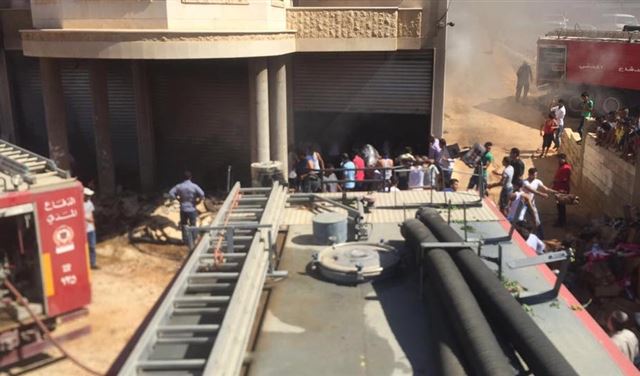 بالصور.. حريق هائل في مستودع للألبسة في رياق يهدد معرض للسيارات