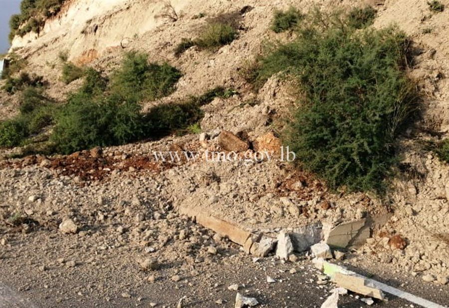بالصور: انهيار حائط دعم على اوتوستراد شكا