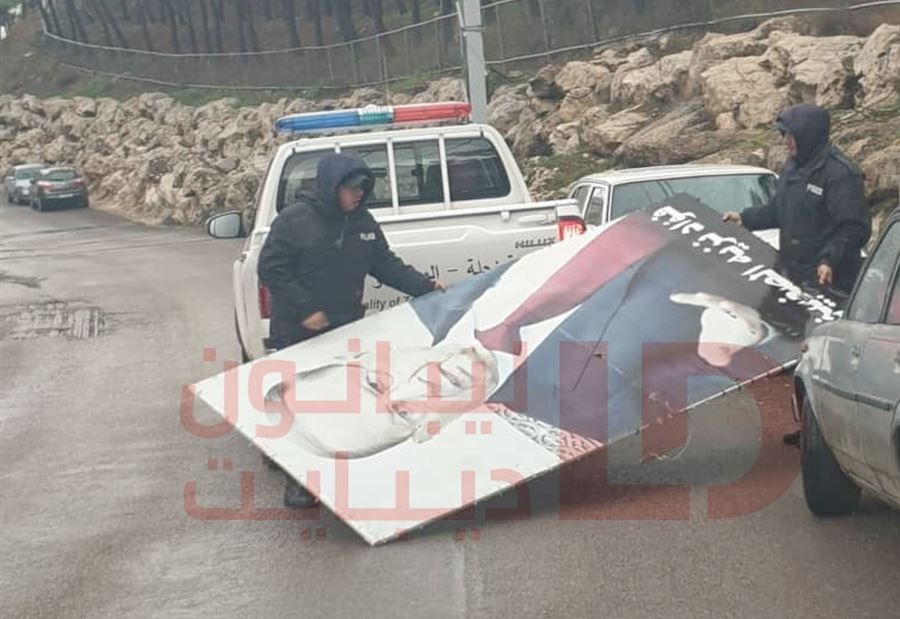 بالصور: نزع صور الرئيس ميشال عون في زحلة بالصور: نزع صور الرئيس ميشال عون في زحلة
