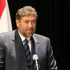 افرام: كم نخجل بلبنان!