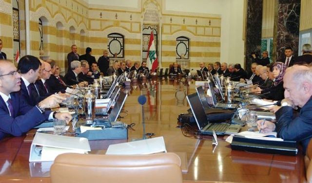 الحكومةُ تتأرجحُ... فهل تطير؟