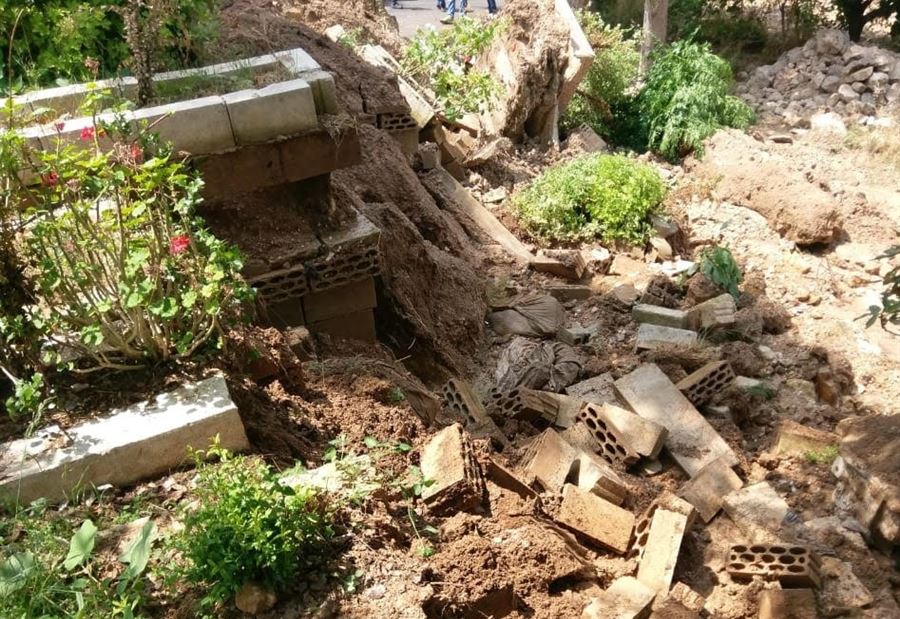 بالصورة: ظهور رفات الموتى في مقبرة بلدة بخعون  