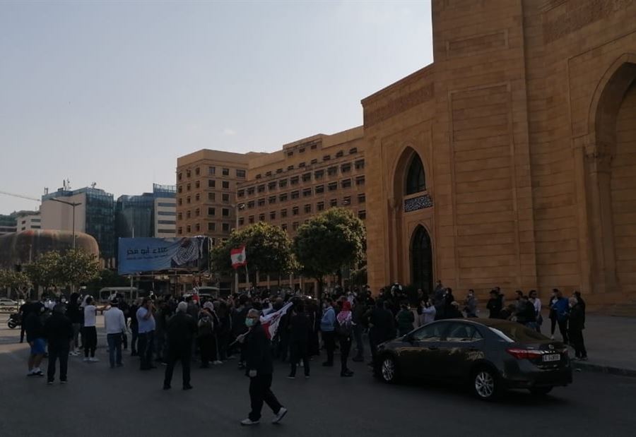 قطع الطريق في ساحة الشهداء..  