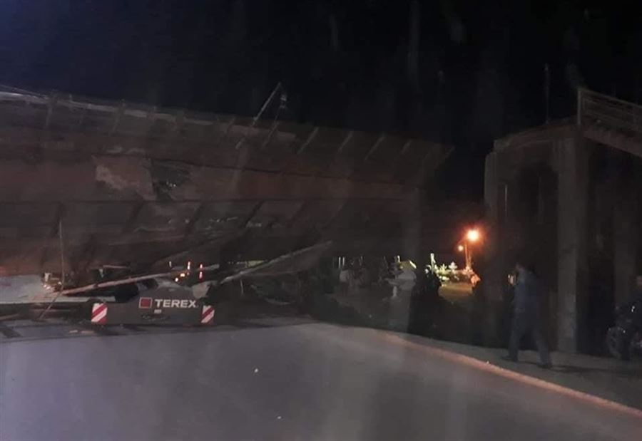 بالصور: إنهيار جسر مشاة وشلل مروري في القاهرة بالصور: إنهيار جسر مشاة وشلل مروري في القاهرة