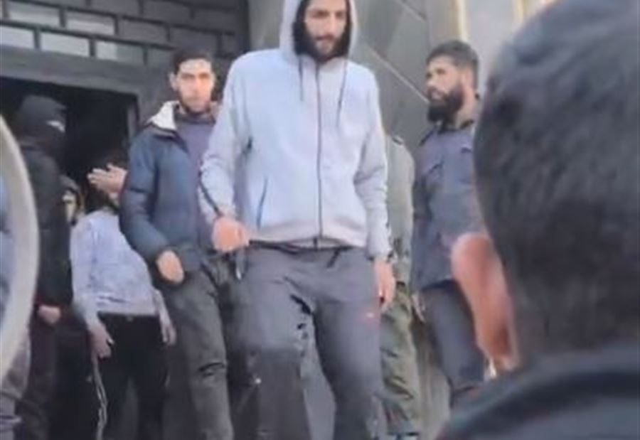بالمئات... لحظة إطلاق سراح عناصر من "جيش" الأسد (فيديو)