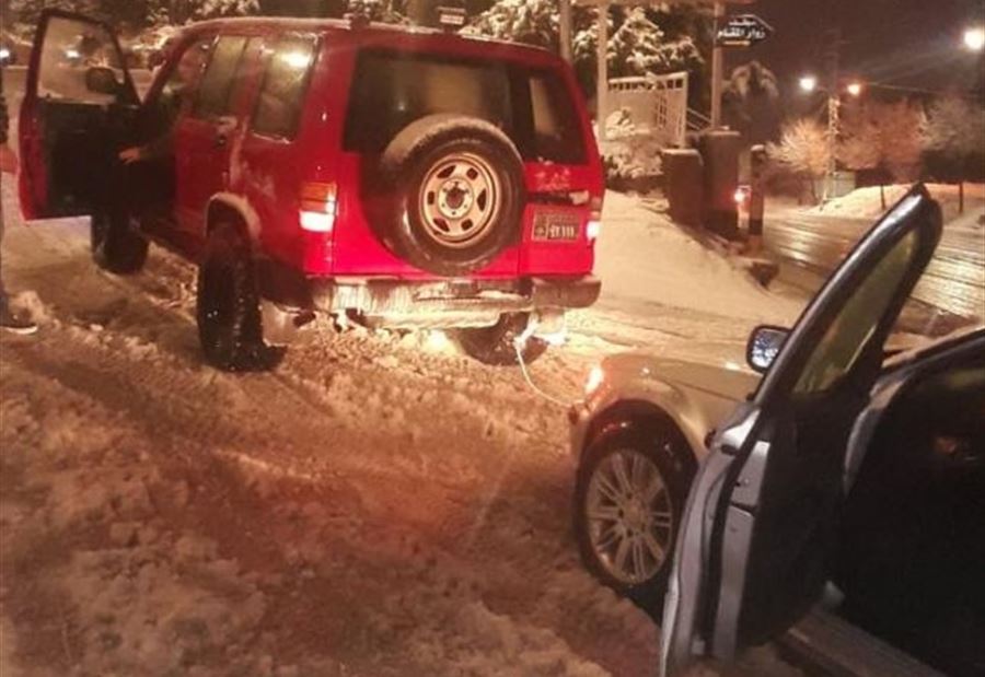 بالفيديو: انقاذ سيارات  احتجزتها الثلوج على طريق زحلة - ترشيش