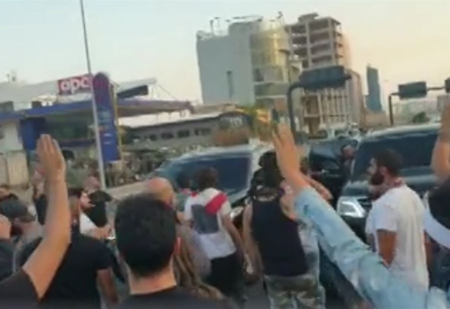 منع مسؤول من المرور على اوتوستراد جل الديب منع مسؤول من المرور على اوتوستراد جل الديب