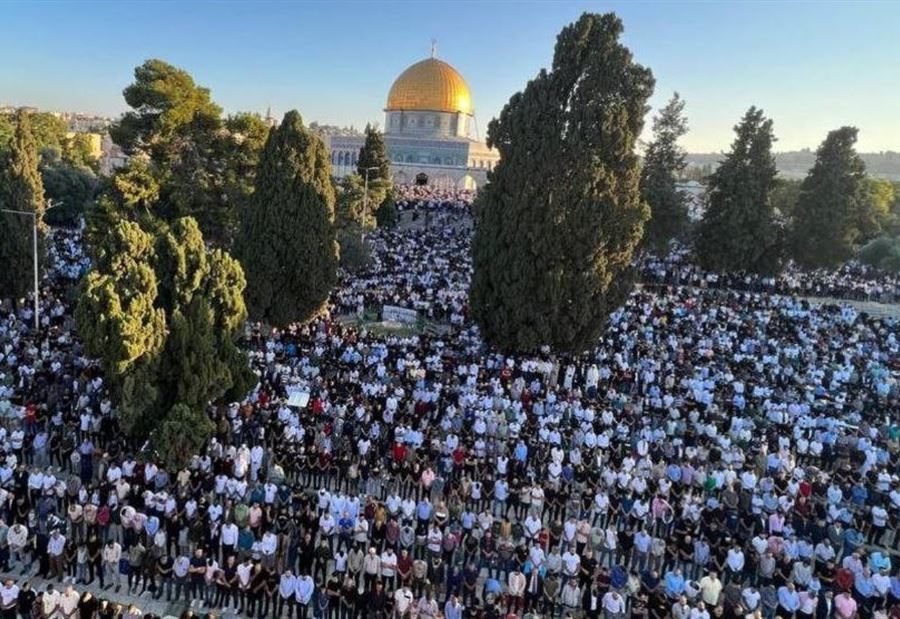 بالفيديو: 100 ألف مُصلٍّ يؤدون صلاة عيد الأضحى في "الأقصى"