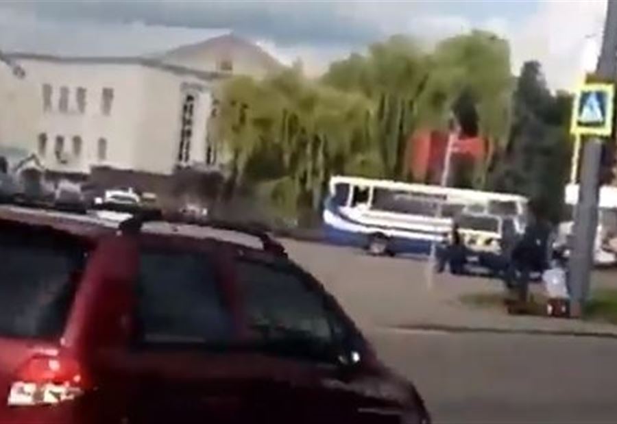 بالفيديو: إحتجاز 20 رهينة في حافلة غربي أوكرانيا بالفيديو: إحتجاز 20 رهينة في حافلة غربي أوكرانيا