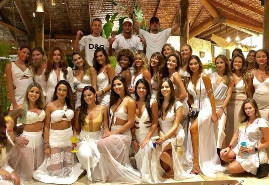 نيمار ولاعب برشلونة بين 26 حسناء برازيلية