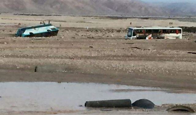 السيول تقتل 12 شخصا وتغلق ميناءين في مصر السيول تقتل 12 شخصا وتغلق ميناءين في مصر