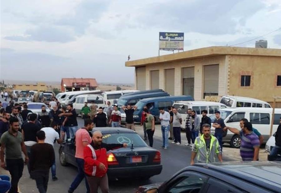 بالصور: سائقو الفانات يقطعون الطريق في خلدة وبعلبك