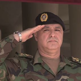 العماد عون "ماسك المسطرة"