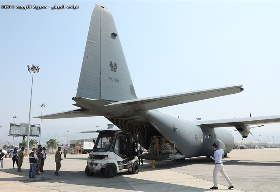 بالصور: طائرتا مُساعدات تحطان في بيروت 