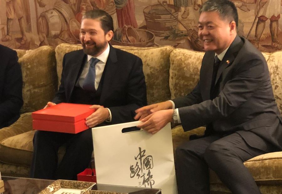 بالصورة: هدية من السفير الصيني الى كرامي "في وقتها"