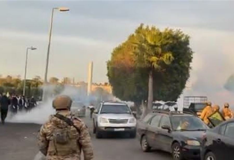 توتر على طريق المطار... قنابل ورصاص بين الجيش والمحتجين! (فيديو)