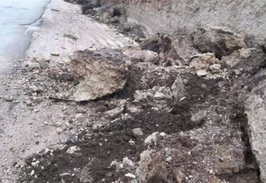 إنهيارات كبيرة للأتربة والصخور على طريق عام مجدلا حلبا