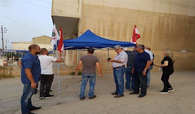 بالصور.. طلاب القوات يقفلون معهد في زحلة بالسلاسل
